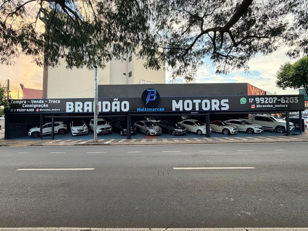 Fachada da Brandão Motors com os veículos do pátio