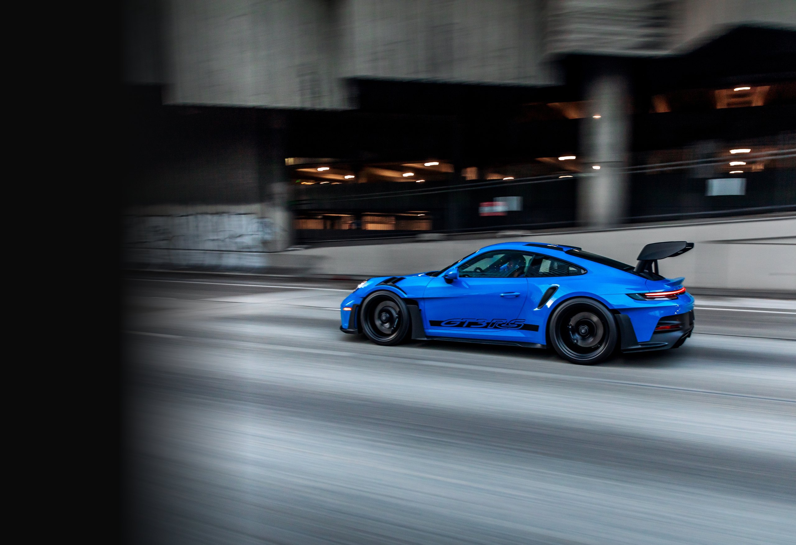Porsche 911 GT3 RS azul em movimento